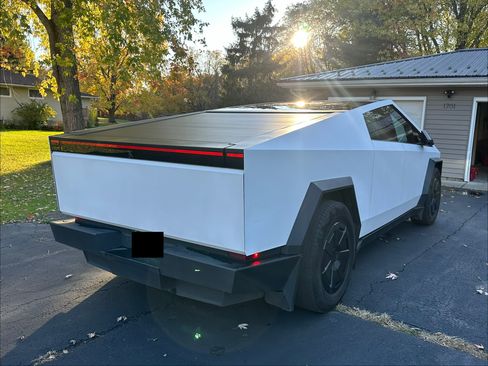 Used 2024 Tesla Cybertruck AWD Crew Cab image 5