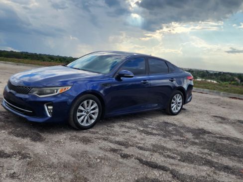 Used 2018 Kia Optima S image 2