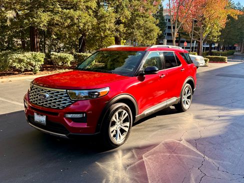 Used 2020 Ford Explorer Platinum w/ Premium Technology Package image 2