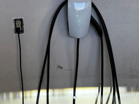 Used 2024 Tesla Model S image 1