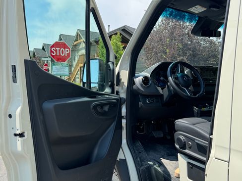 Used 2024 Mercedes-Benz Sprinter 2500 image 9