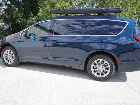 Used 2025 Chrysler Pacifica Select image 5