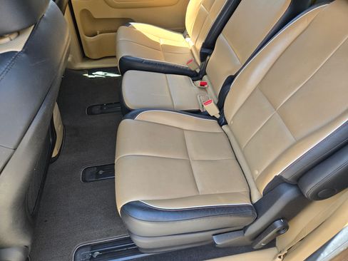 Used 2017 Kia Sedona LX w/ LX Essentials Premium Package image 10