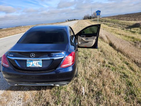 Used 2016 Mercedes-Benz C 300 4MATIC Sedan image 4