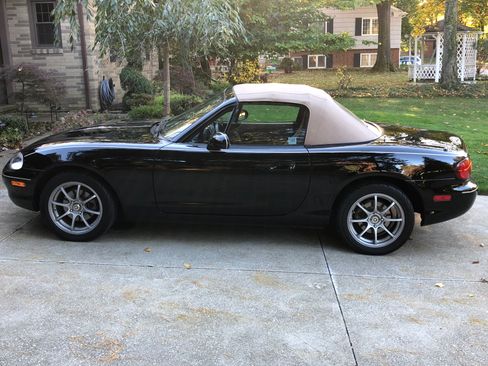 Used 1999 MAZDA MX-5 Miata image 1