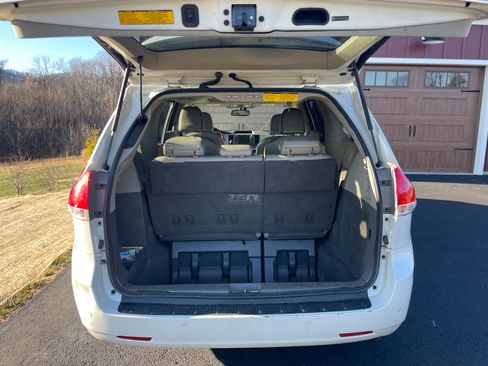 Used 2011 Toyota Sienna Limited image 6
