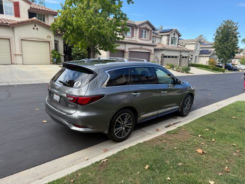 Used 2019 INFINITI QX60 Luxe w/ Sensory Package FWD image 2