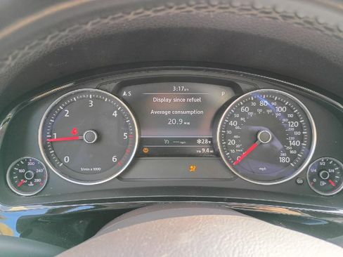 Used 2013 Volkswagen Touareg Sport image 12