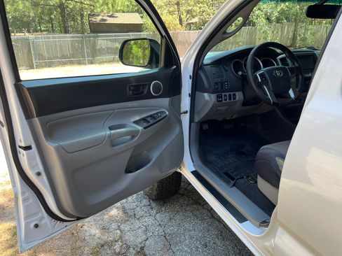 Used 2012 Toyota Tacoma 4x4 Double Cab w/ TRD Sport Pkg image 21