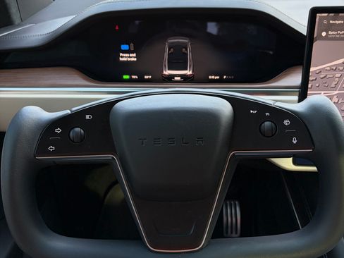 Used 2023 Tesla Model X image 9