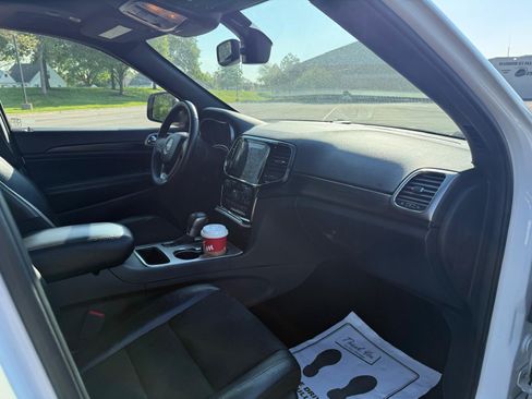 Used 2019 Jeep Grand Cherokee Altitude AWD/4WD image 11