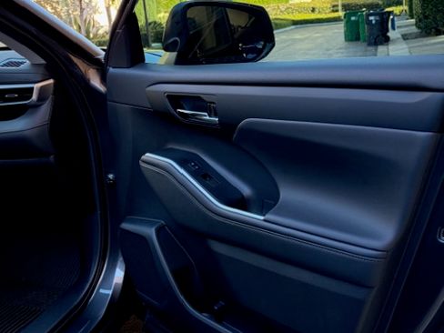 Used 2022 Toyota Highlander XLE image 4