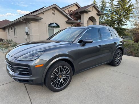 Used 2020 Porsche Cayenne S image 1