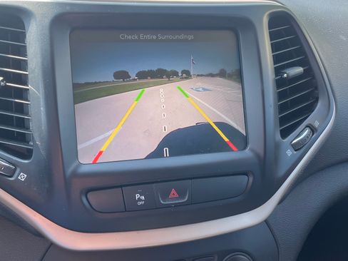 Used 2018 Jeep Cherokee Limited FWD image 10