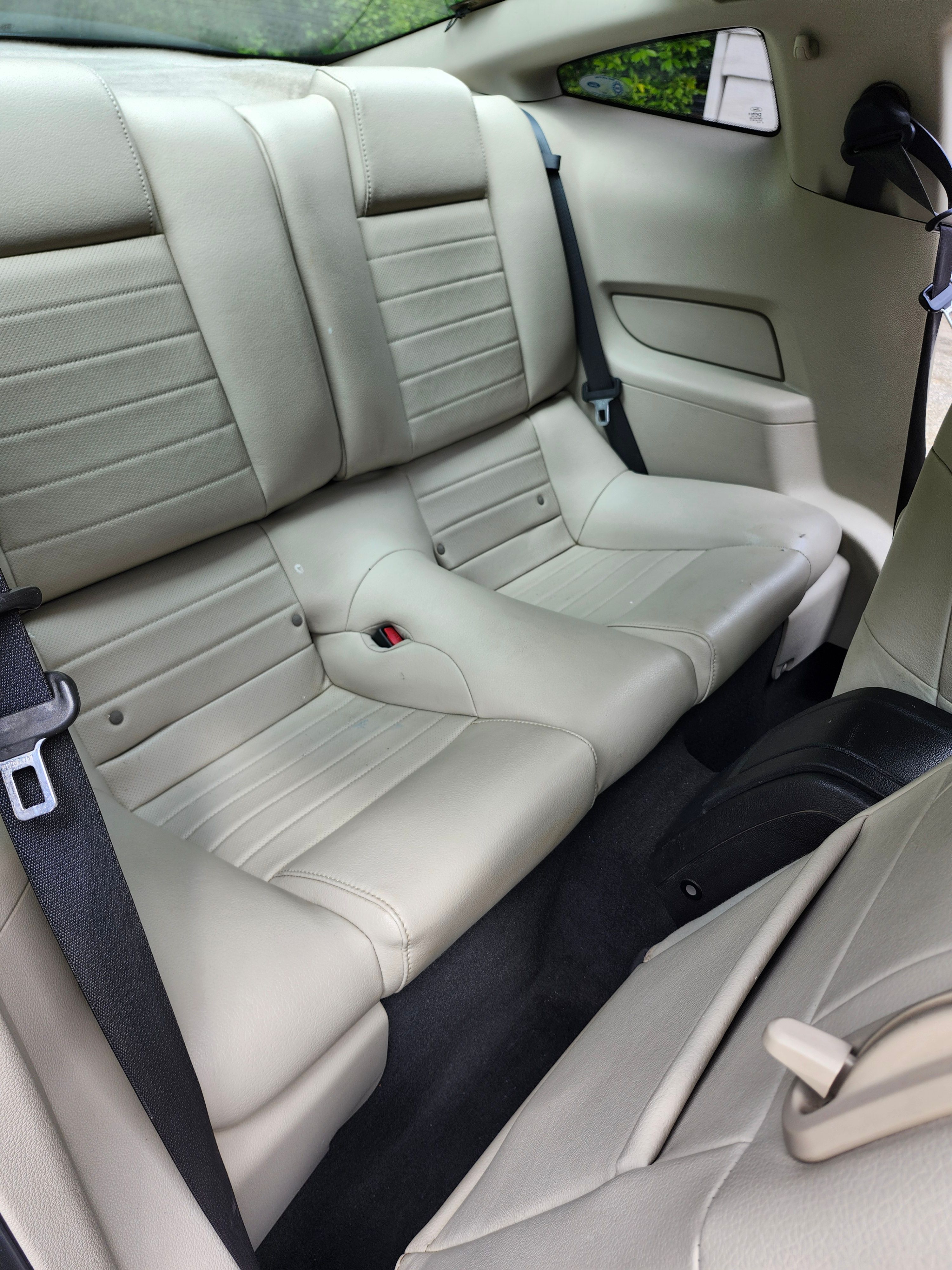 Used 2010 Ford Mustang Premium RWD image 11