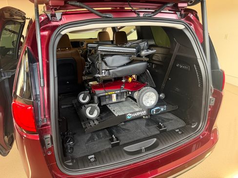 Used 2017 Chrysler Pacifica Limited w/ Advanced Safetytec Group image 13