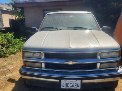 Used 1999 Chevrolet Suburban 2WD w/ Preferred Equipment Group 2 image 2