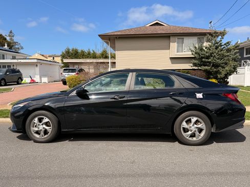 Used 2022 Hyundai Elantra SE w/ Cargo Package FWD image 2