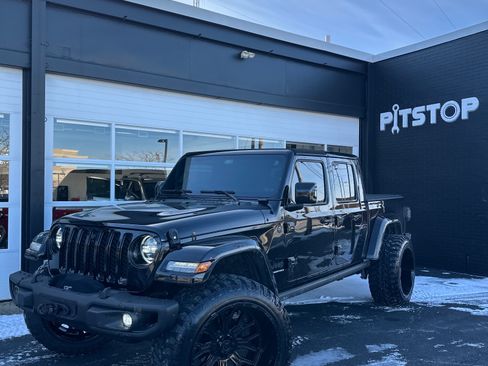 Used 2023 Jeep Gladiator Overland image 2