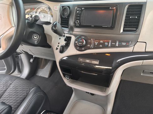 Used 2013 Toyota Sienna SE image 15