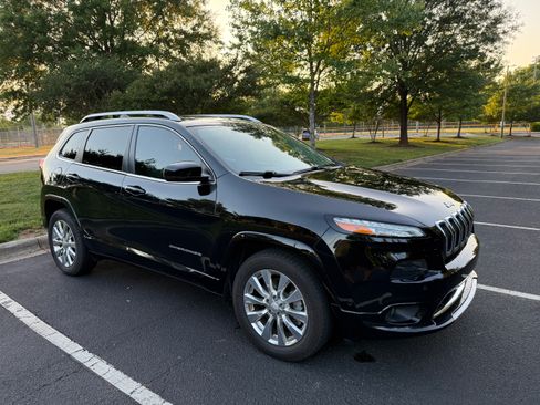 Used 2018 Jeep Cherokee Overland w/ Technology Group AWD/4WD image 1