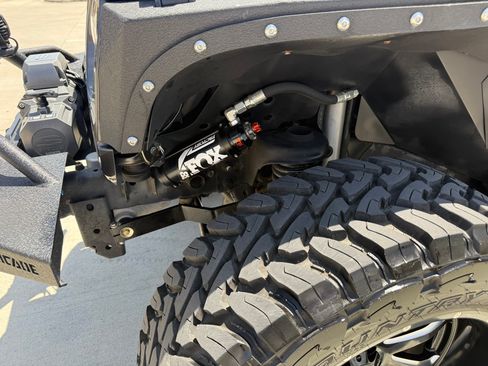 Used 2017 Jeep Wrangler Unlimited Sport w/ Connectivity Group AWD/4WD image 8