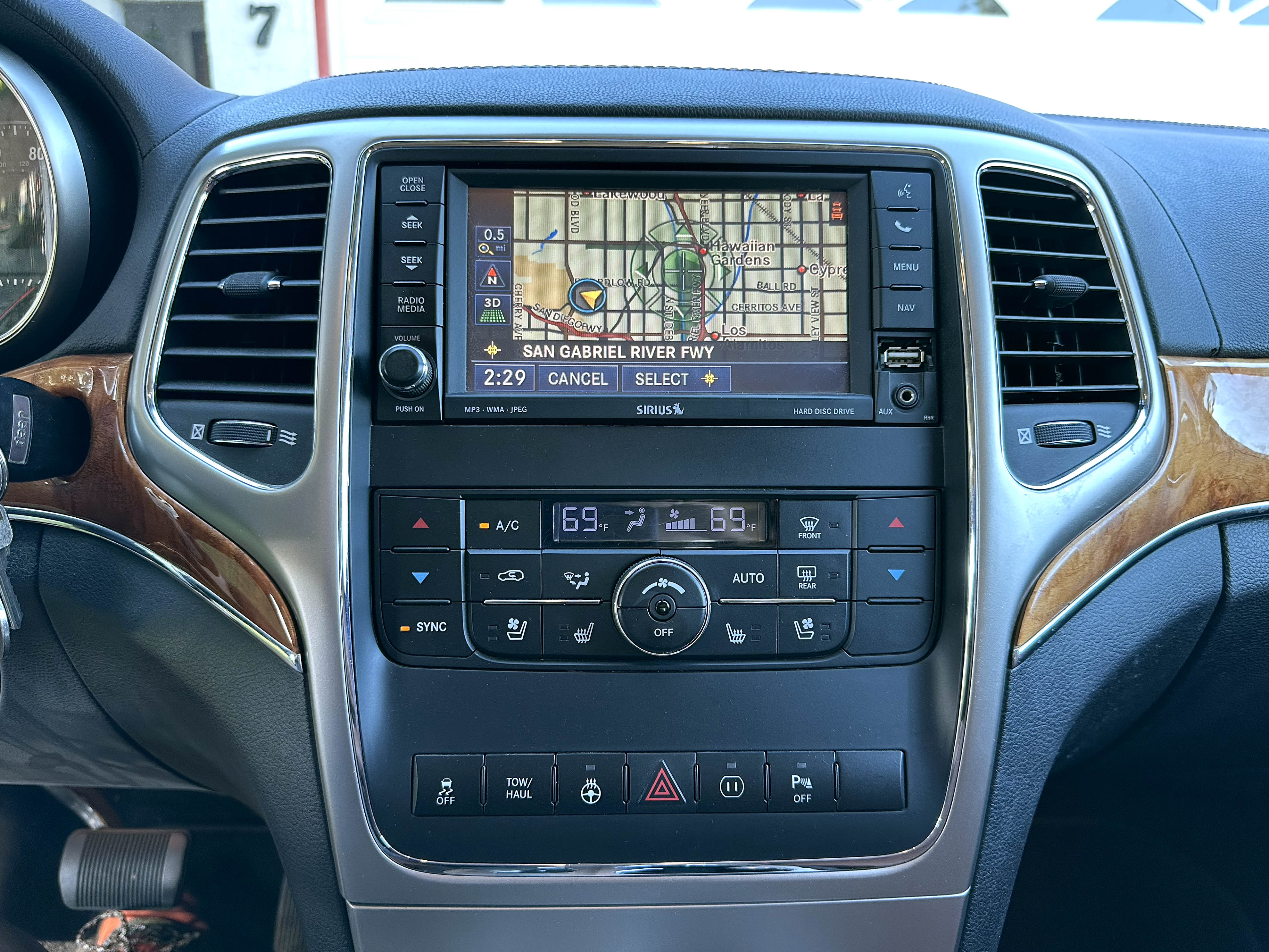 Used 2011 Jeep Grand Cherokee Overland AWD/4WD image 18