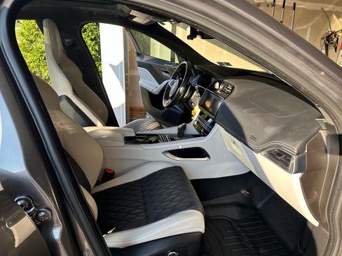 Used 2019 Jaguar F-PACE SVR image 11