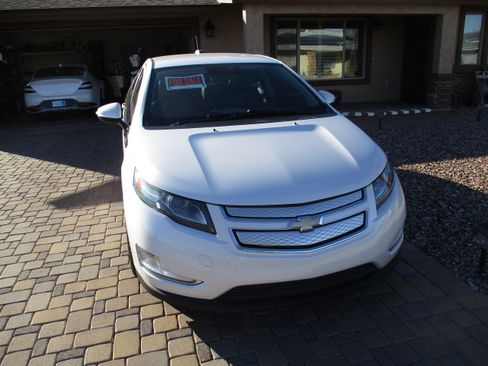 Used 2015 Chevrolet Volt Premium w/ Premium Trim Package image 2