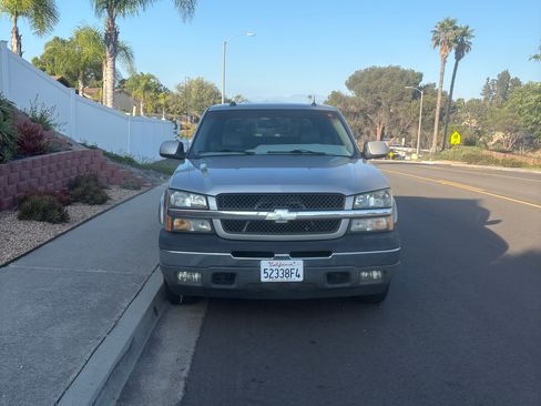 Used 2005 Chevrolet Avalanche Z71 w/ Preferred Equipment Group AWD/4WD image 1