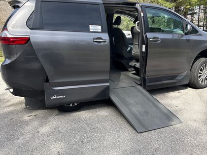 Used 2018 Toyota Sienna XLE