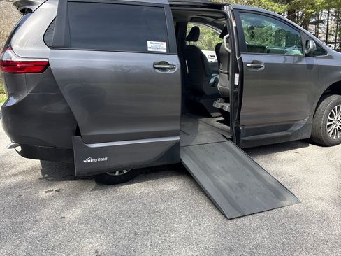 Used 2018 Toyota Sienna XLE FWD image 1