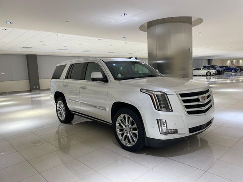Used 2019 Cadillac Escalade Premium Luxury RWD image 1