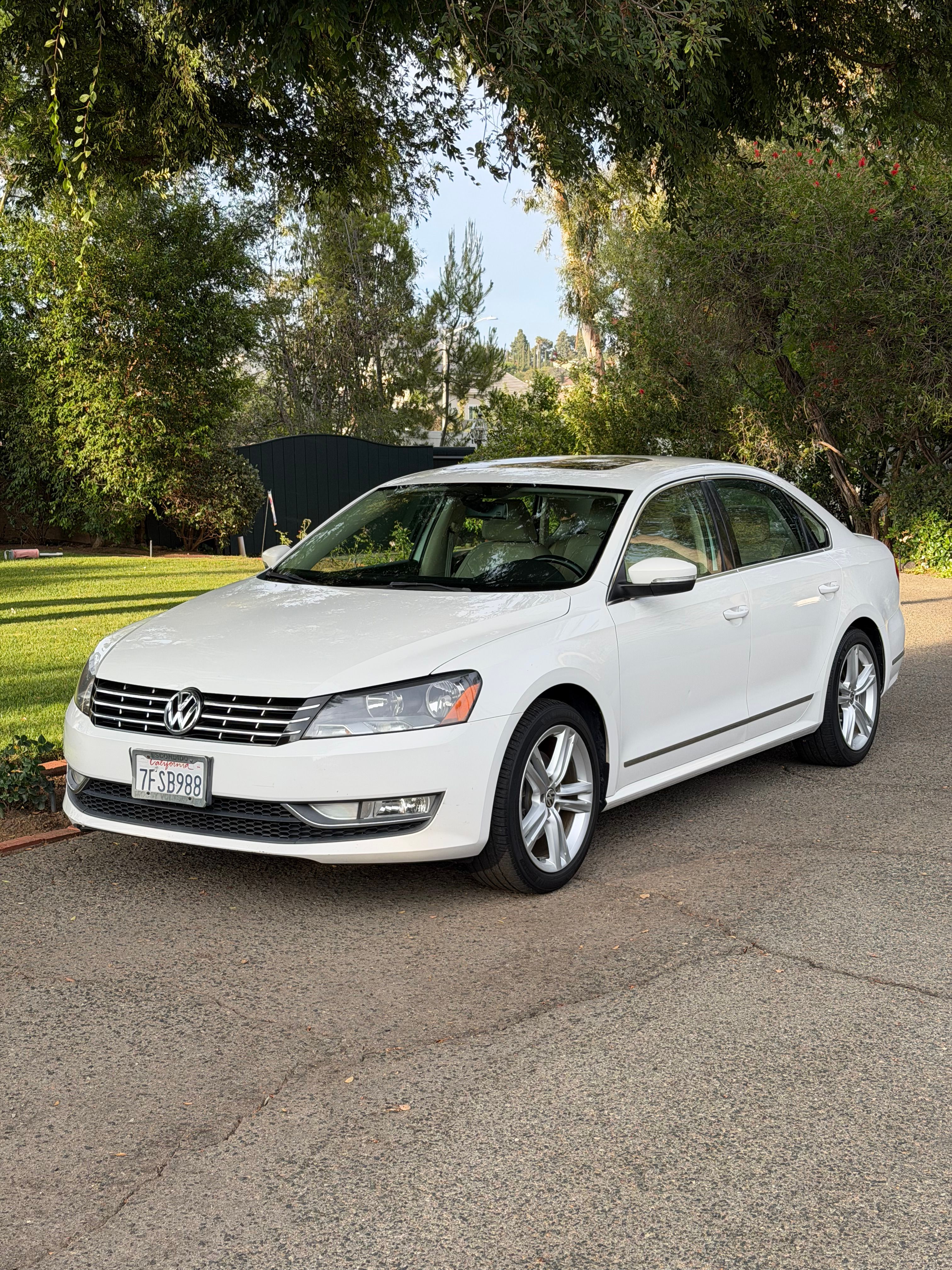 Used 2014 Volkswagen Passat TDI SEL Premium FWD image 1