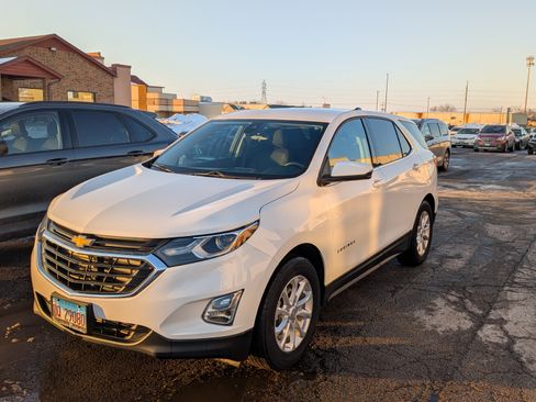 Used 2019 Chevrolet Equinox LT w/ Driver Convenience Package image 2
