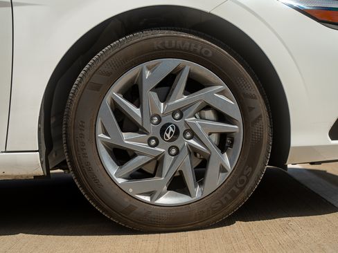 Used 2025 Hyundai Elantra Hybrid FWD image 9