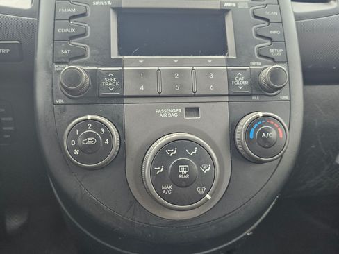Used 2010 Kia Soul + image 11