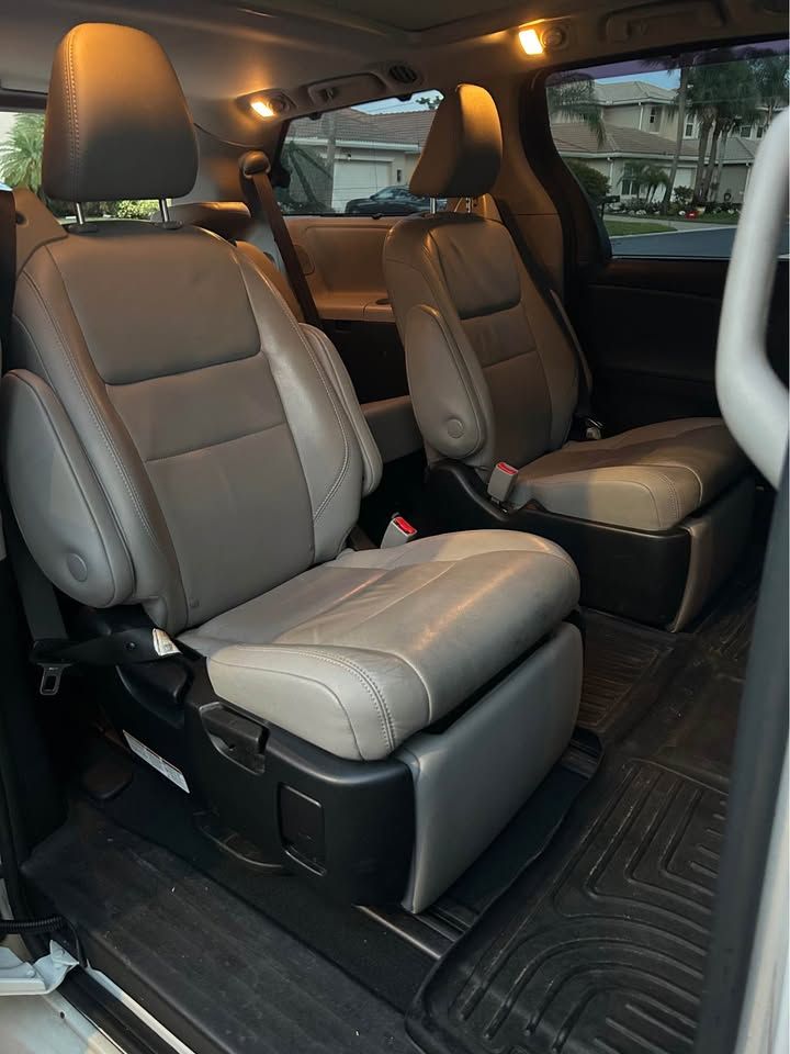 Used 2019 Toyota Sienna Limited Premium FWD image 10