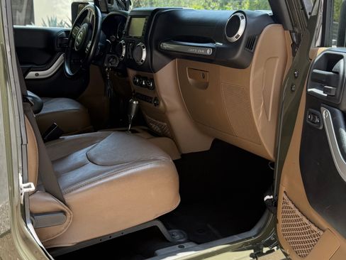 Used 2015 Jeep Wrangler Unlimited Rubicon w/ Connectivity Group image 9