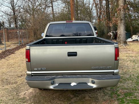 Used 2001 Chevrolet S10 Pickup LS w/ Preferred Equipment Group image 2