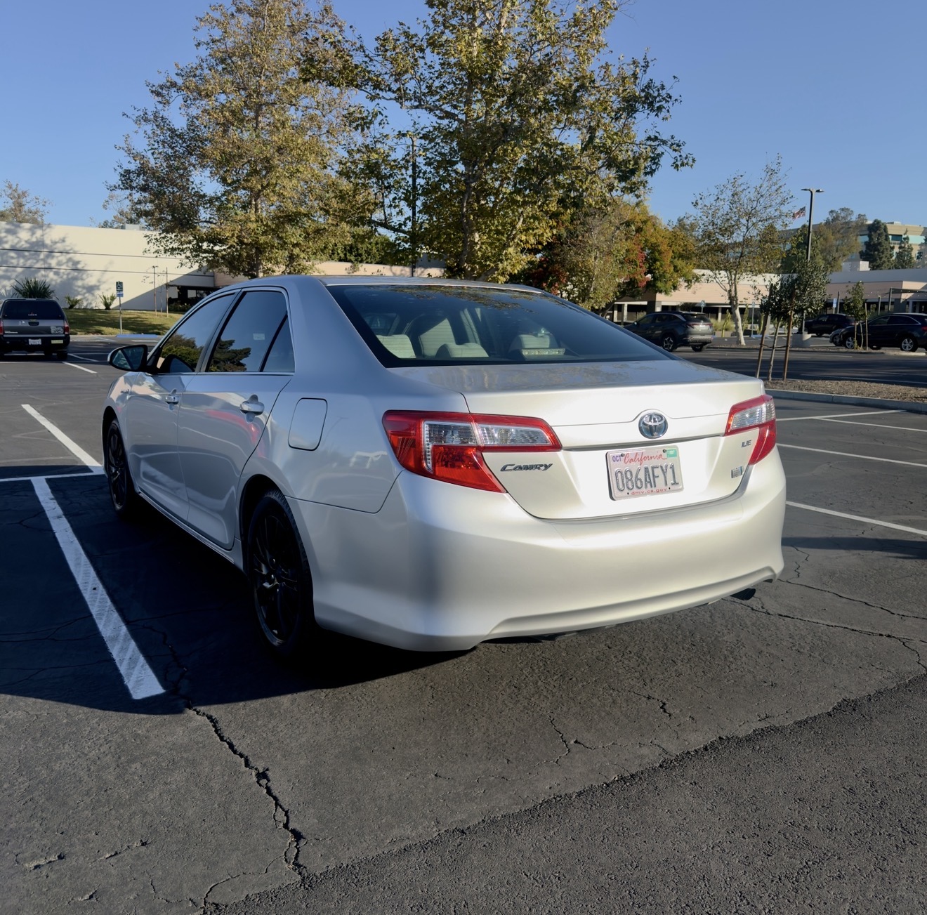 Used 2014 Toyota Camry LE FWD image 2