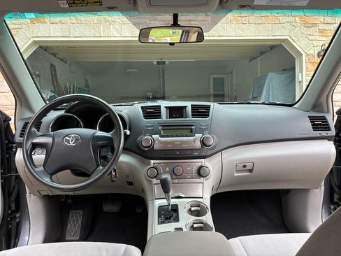 Used 2012 Toyota Highlander FWD image 10