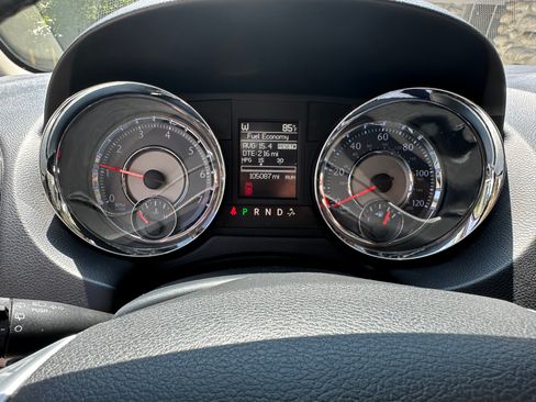 Used 2013 Chrysler Town & Country Touring FWD image 10