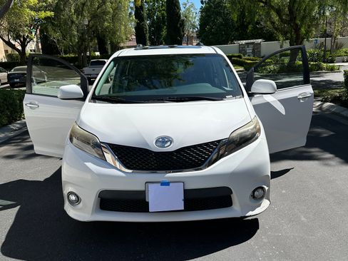 Used 2015 Toyota Sienna SE Premium image 1