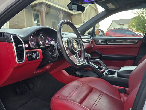 Used 2023 Porsche Cayenne Platinum Edition image 9