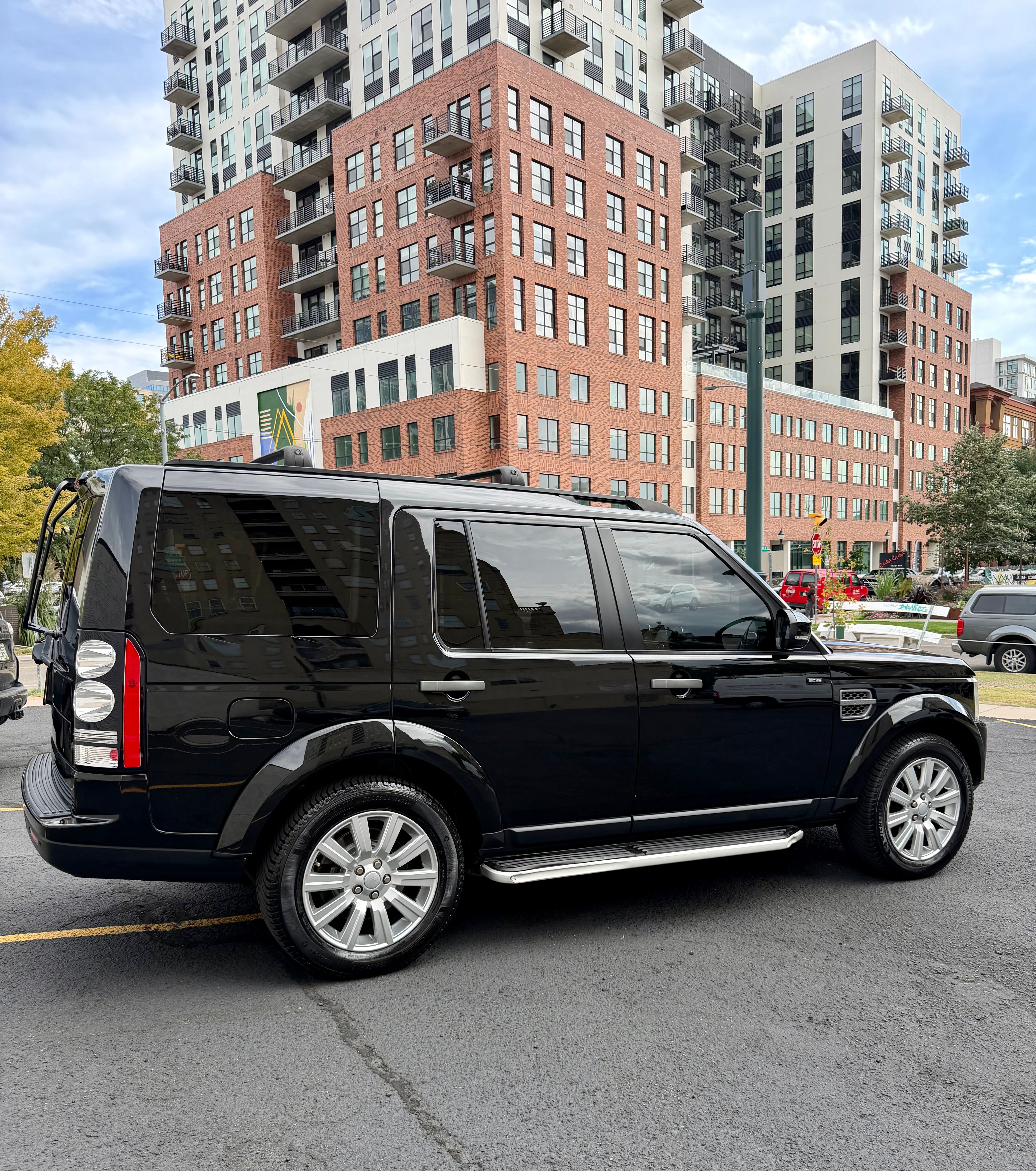 Used 2016 Land Rover LR4 AWD/4WD image 2