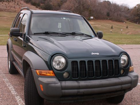 Used 2005 Jeep Liberty Sport image 9