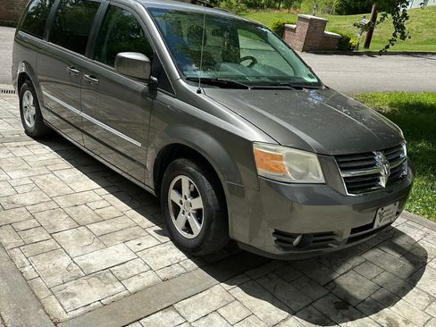 Used 2010 Dodge Grand Caravan SXT FWD image 1