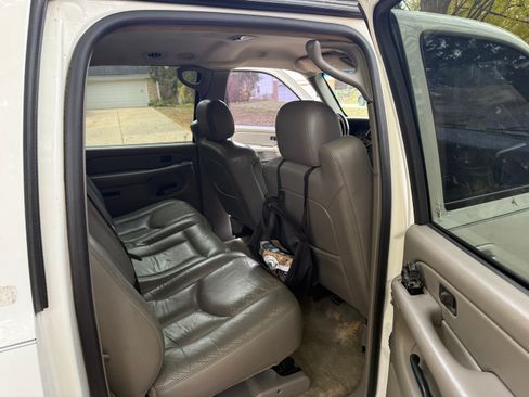 Used 2004 GMC Yukon XL SLT w/ Preferred Equipment Group image 5