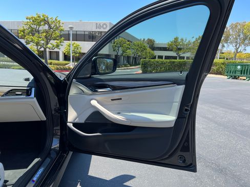 Used 2018 BMW M550i xDrive w/ Driving Assistance Package image 21